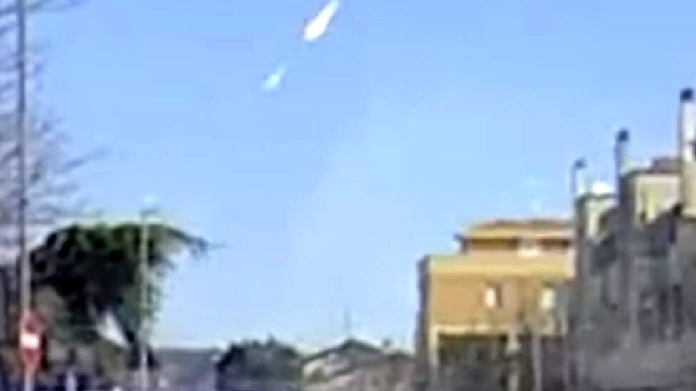 Meteorite sui cieli del Nord, enorme scia avvistata in pieno giorno