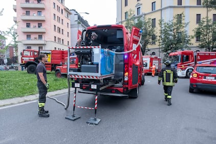 Incendio a Milano, tre morti in una palazzina per l'esplosione di un'auto 9