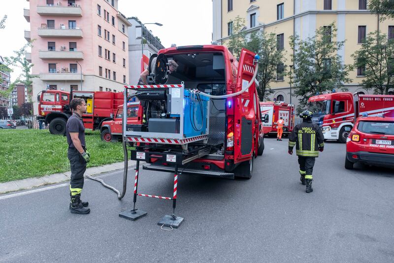 Incendio a Milano, tre morti in una palazzina per l'esplosione di un'auto 9