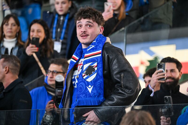 Olly si commuove allo stadio 4