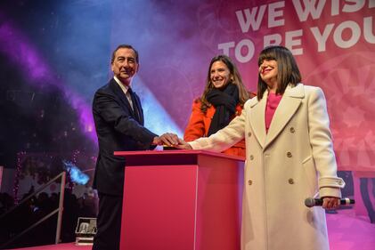 L'accensione dell'albero rosa dell'Estetista cinica a Milano 1