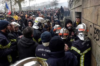 I black bloc sono scesi in piazza. Scontri con la polizia francese 1