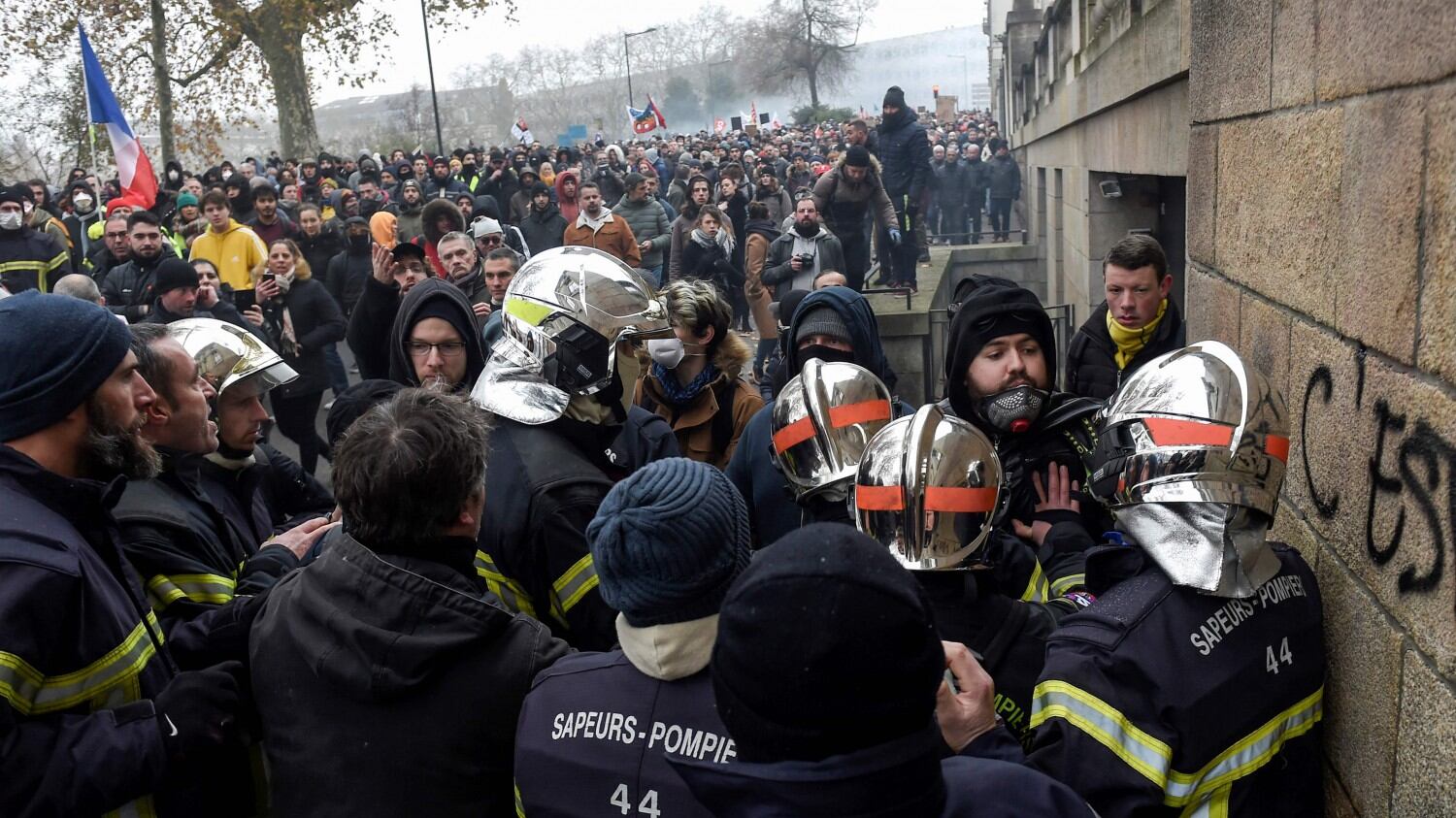 I black bloc sono scesi in piazza. Scontri con la polizia francese 1