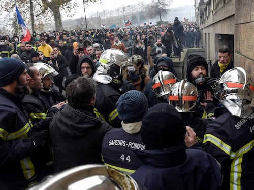 Pestaggi, violenza, omertà e disagi: cosa significa fare il poliziotto in Francia