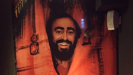 La cantante lirica Elena D'Angelo si esibisce al Pavarotti Milano Restaurant Museum