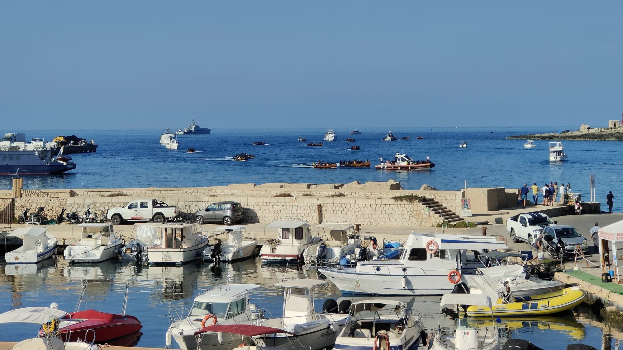 Dall'ombra della nave madre agli sbarchi a raffica: Lampedusa è sotto assedio