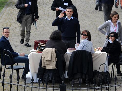 Pizzarotti minimizza: "Con Grillo tutto a posto". Ma il sindaco è sotto accusa