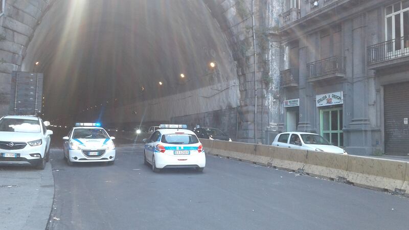 Napoli, cadono calcinacci dalla Galleria Laziale: paura e traffico in tilt 5