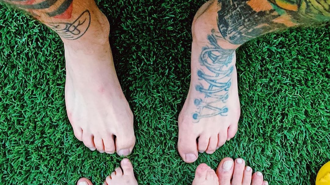 Chiara Ferragni, Fedez e Leone mostrano i piedi. I fan si scatenano: "Che schifo, segnalateli"