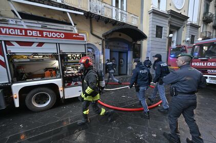 Incendio nel cuore di Napoli, in fiamme il teatro Sannazzaro 6