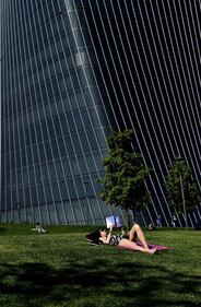Temperature bollenti a Milano. Si prende il sole ai giardini di Citylife 1