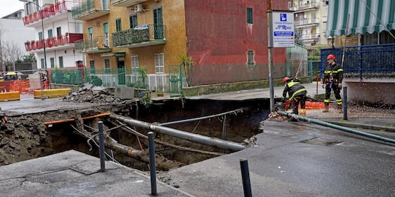 Napoli, maxi voragine in strada a Pianura 17