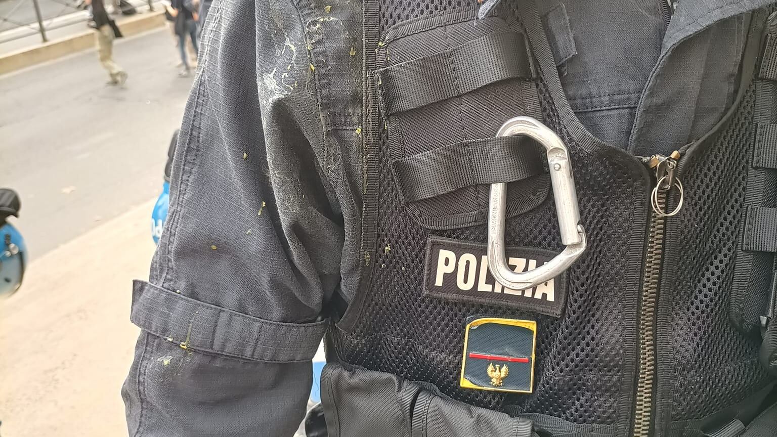"Si sfogano usandoci come pupazzetti". Rabbia dei poliziotti contro le contestazioni