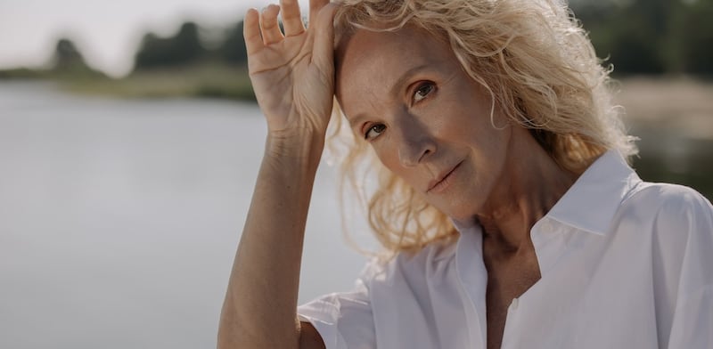 Donna over con capelli ricci