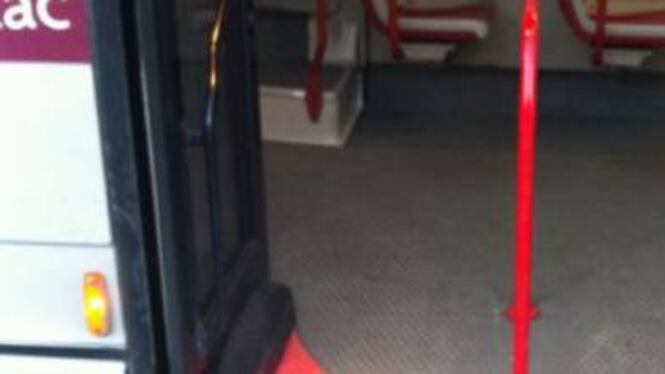 Autobus preso a sassate, vandali seminano il panico a Foggia