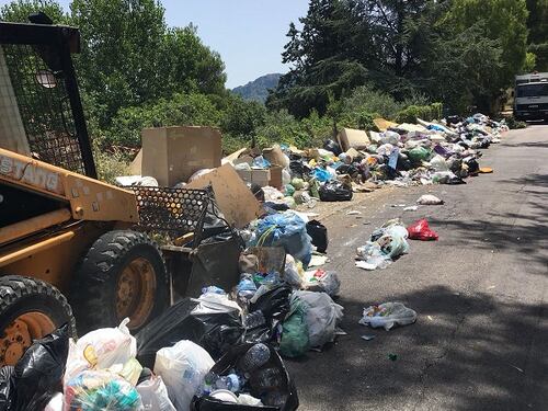 Monreale, ripuliscono una strada diventata una discarica. Dopo un'ora gli incivili tornano a buttare i rifiuti