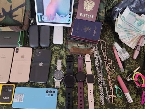 Caldaie, tappeti, mutande e pentole: il bottino di guerra dei russi