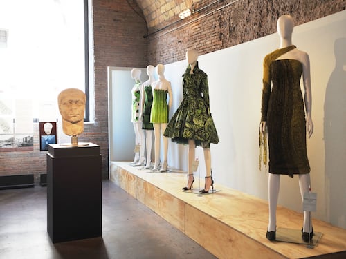 Expo 2015. Uovo fritto e salatini sull'abito: ecco la moda che interpreta il cibo