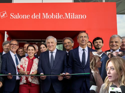 Salone del Mobile, viaggio nel design con Giorgia Meloni fra stand e pubblico