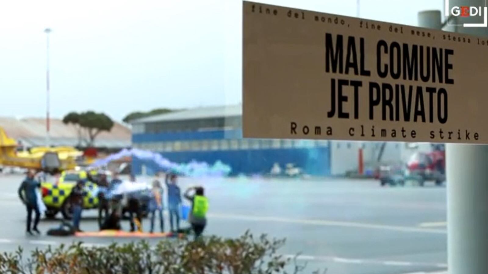 Ambientalisti occupano il terminal di Ciampino