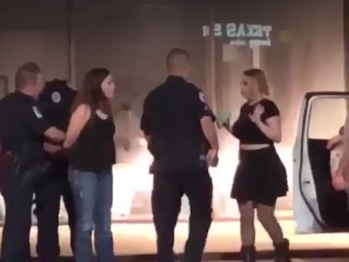 Texas: agenti aggrediscono donna e le spaccano il telefonino