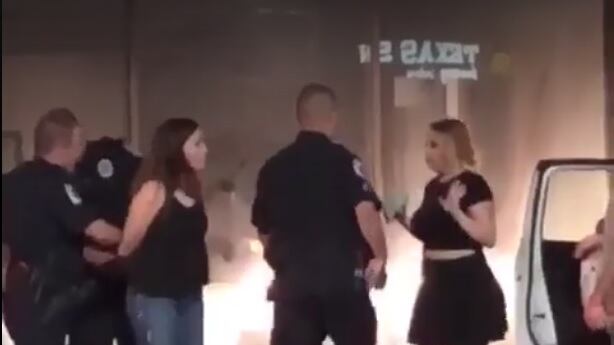 Texas: agenti aggrediscono donna e le spaccano il telefonino