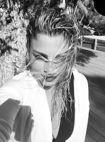 Emma Marrone sexy in camera da letto 8