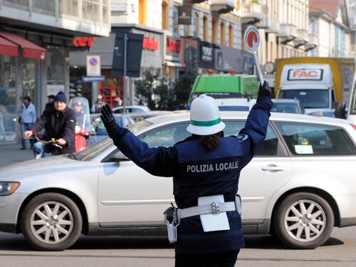 Stop alle targhe straniere: maxi multa e fermo auto a Milano