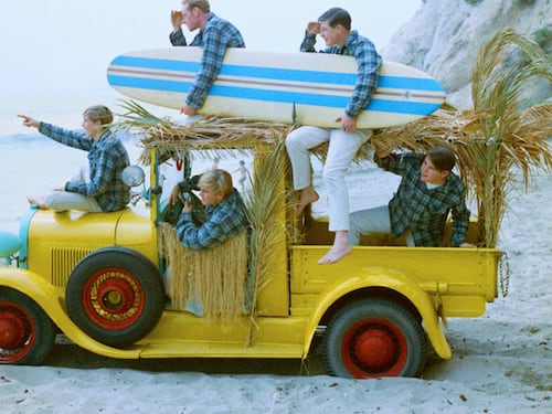 Torna tutto il meglio degli eterni Beach Boys che hanno "surfato" ogni onda del rock