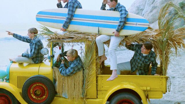 Torna tutto il meglio degli eterni Beach Boys che hanno "surfato" ogni onda del rock