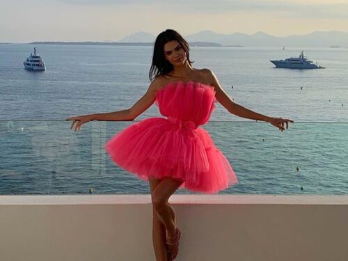 Sui social spopola la Flamingo Pose