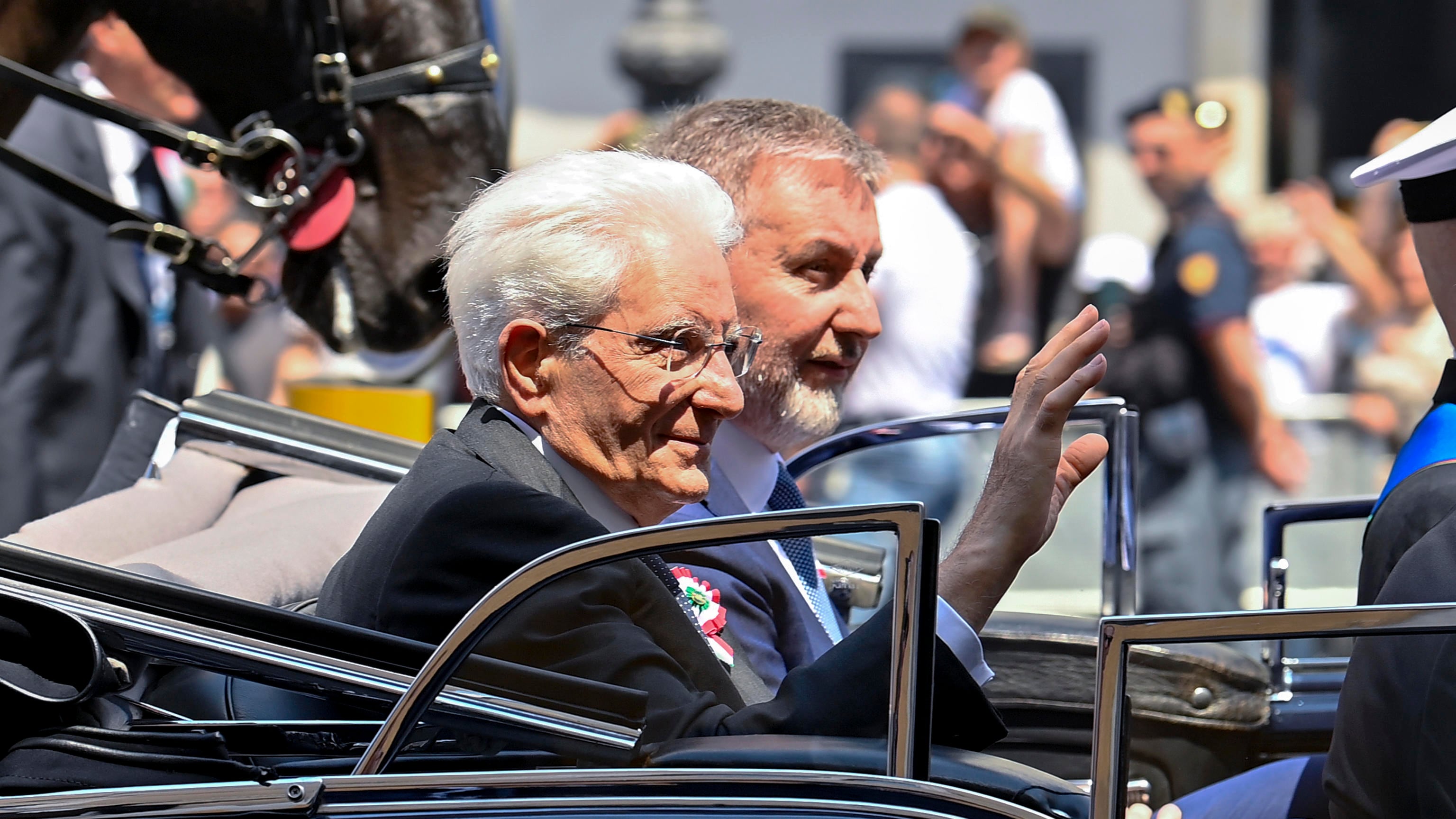 La linea Mattarella "L'Italia in prima fila per arrivare alla pace". Draghi duro su Mosca "Bene le sanzioni"