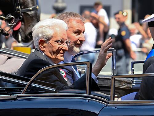 La linea Mattarella "L'Italia in prima fila per arrivare alla pace". Draghi duro su Mosca "Bene le sanzioni"
