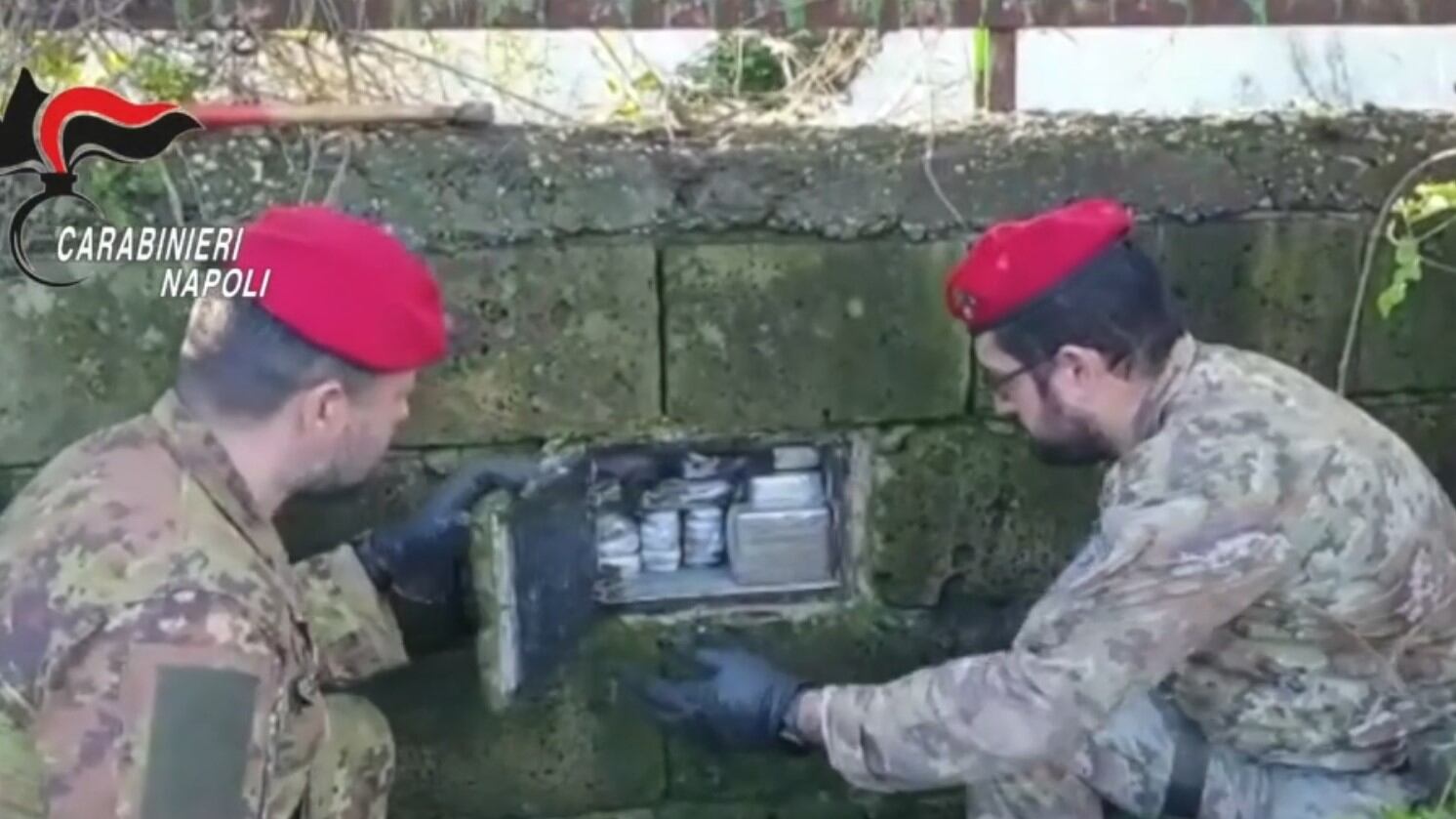 Camorra, scoperti 4 bunker per nascondere droga e latitanti