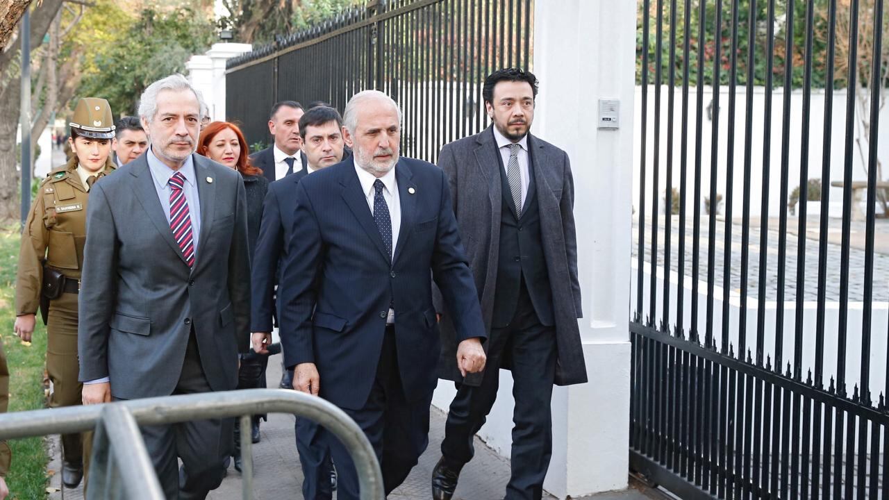 Pedofilia in Cile, la polizia perquisisce gli uffici delle diocesi