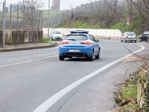 Il compagno della madre cerca di violentarla: 14enne soccorsa dagli agenti grazie al segnale con la mano