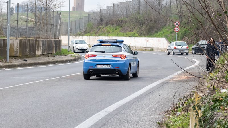 Il compagno della madre cerca di violentarla: 14enne soccorsa dagli agenti grazie al segnale con la mano