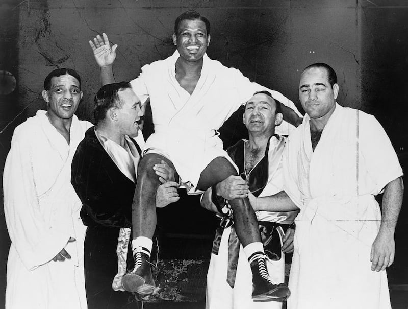 Ray sorretto da Gene Fullmer e Carmen Basilio (Foto Wikipedia)