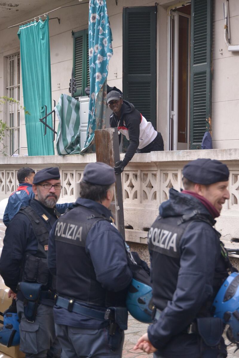 Perquisizioni e sgomberi della polizia in via Gola 3