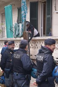 Perquisizioni e sgomberi della polizia in via Gola 3