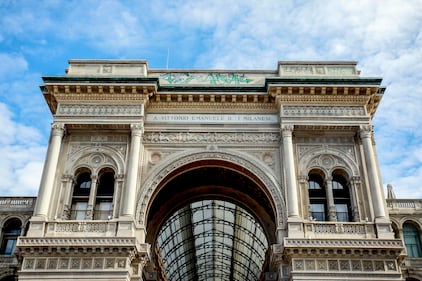 Lo sfregio dei vandali alla Galleria Vittorio Emanuele II 8