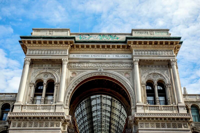Lo sfregio dei vandali alla Galleria Vittorio Emanuele II 8