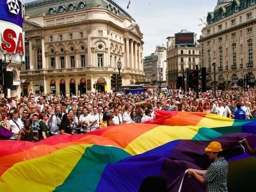 Il Labour vieta le trans alla conferenza delle donne: la resa dopo anni di follie woke