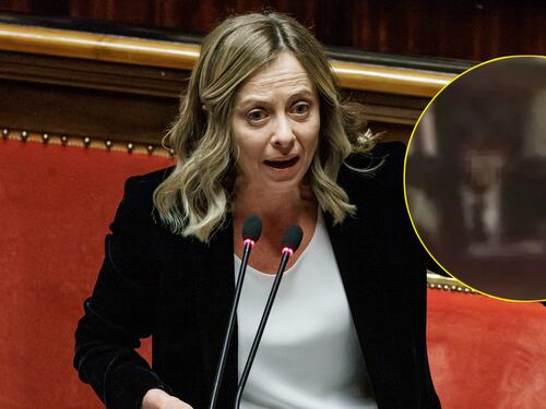 Studente fa il gesto della pistola alla Meloni. La premier: "Triste nell'anniversario di Biagi"