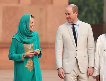 Pakistan, Kate Middleton con il velo per la visita in moschea 2