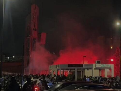 Clacson, petardi e fumogeni: tifosi del Napoli sotto l'albergo del Cagliari. Cosa è successo