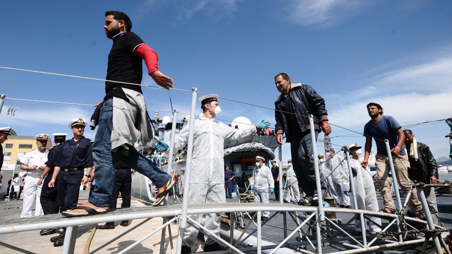 Continuano gli sbarchi. Catania chiede lo stato d'emergenza