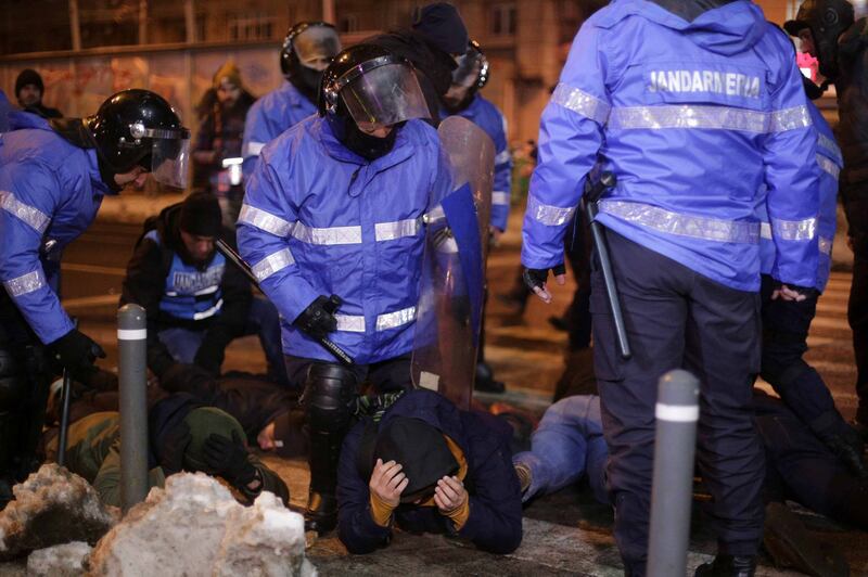 Romeni in piazza contro la corruzione 17