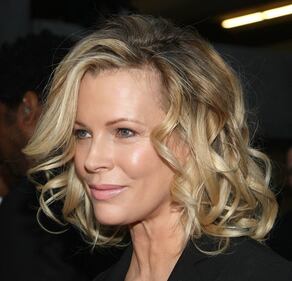 Kim Basinger: dopo lo strip tease più sexy torna sul set 12
