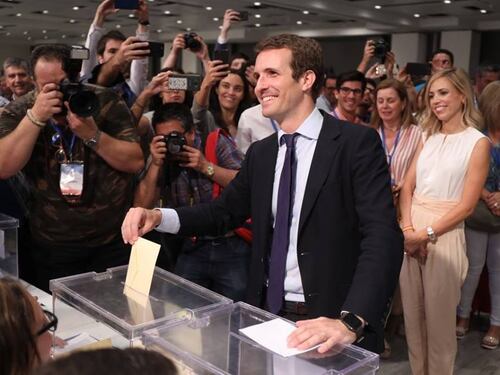 Spagna, i popolari scelgono Pablo Casado per sostituire Mariano Rajoy